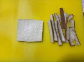 吐司切掉4边，用刀在四周轻划一道口，中间部分注意不能切段。