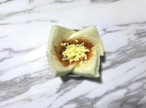 刷一层披萨酱，撒少许马苏里拉奶酪碎。