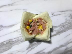 放入青椒碎、培根碎、玉米粒。