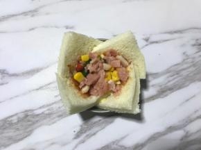 放入青椒碎、培根碎、玉米粒。