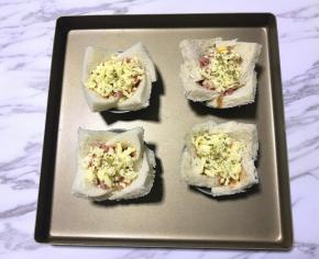 放入预热好的烤箱中层，上下火，200度，10分钟左右即可。