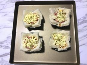 放入预热好的烤箱中层，上下火，200度，10分钟左右即可。