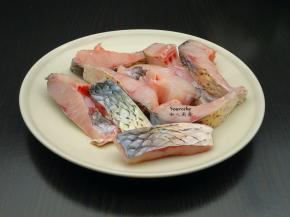 鱼洗干净，切大块，放油、盐、酱油、料酒腌制5分钟；