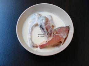 腌制好的鱼块加干辣椒粉放入面糊中裹均匀；