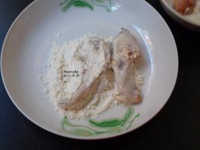 再放入干炸粉上裹一层干粉；