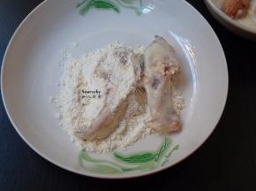 再放入干炸粉上裹一层干粉；