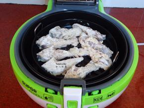 炸锅涂抹一层油，均匀放入鱼块；