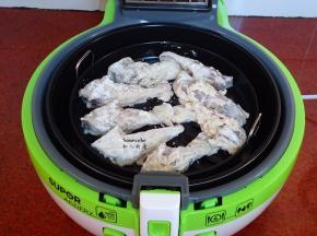 炸锅涂抹一层油，均匀放入鱼块；