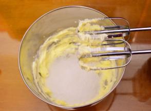 将室温软化的黄油用电动打蛋器低速打发，加入细砂糖继续低速搅拌均匀至蓬松