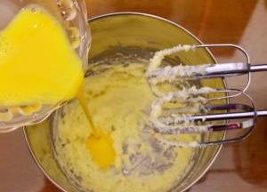 鸡蛋液分次加入蓬松的黄油中，每次都需完全混合均匀再继续加入