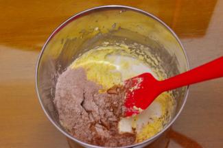 加入一半过筛的粉类和牛奶，用刮刀稍微翻拌混合一下