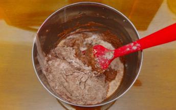 再次加入剩余的粉类和牛奶，继续翻拌均匀至无干粉