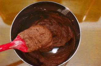 翻拌好的面糊还是会有点粗糙，但是不影响后面的操作