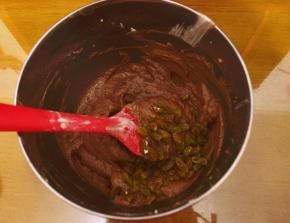 将葡萄干加入，用刮刀拌均匀