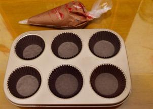 准备好纸托与6连模，将做好的可可面糊装入一次性裱花袋