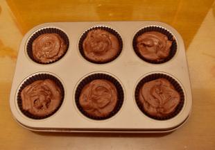 分别挤入模具中至7分满