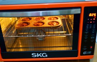 烤箱预热175度，放入模具，上下火中层烤25分钟即可