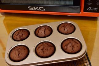 烘烤好后及时将蛋糕从模具中取出放晾网上冷却