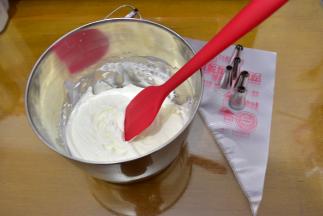 将打发好的淡奶油装入裱花袋中，挤在冷却的纸杯蛋糕上，裱出自己满意的花型撒上装饰糖