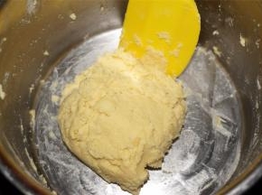 用橡皮刮刀拌匀，使粉类和黄油完全混合，拌到没有干粉的状态，酥皮面团就做好了。