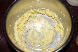 黄油软化以后，加入糖粉、盐，用打蛋器打发。然后倒入打散的鸡蛋，继续打发至鸡蛋与黄油完全融合。