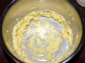 黄油软化以后，加入糖粉、盐，用打蛋器打发。然后倒入打散的鸡蛋，继续打发至鸡蛋与黄油完全融合。