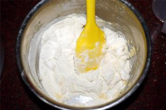 低筋面粉和奶粉混合后筛入黄油里。