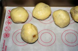 用大拇指推动酥皮，使酥皮慢慢的“爬”上来，包裹住馅料。不管怎么的方法，只要将馅料包裹住就行。