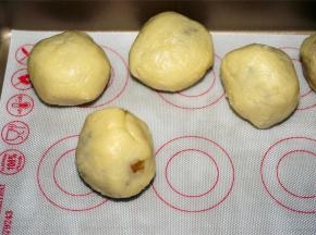 用大拇指推动酥皮，使酥皮慢慢的“爬”上来，包裹住馅料。不管怎么的方法，只要将馅料包裹住就行。