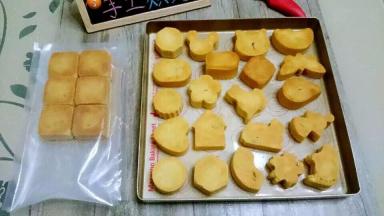 用这个方法做好其他的凤梨酥。将凤梨酥连同模具一起放入烤箱，175度，20分钟左右，烤到表面金黄即可。取出来并冷却以后即可脱模。脱模冷却后，密封放置4个小时以后再食用，口感更佳。