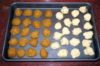 分别称12克的酥皮和18克的凤梨馅，一共克分出20份。