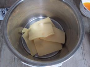 黄油提前取出放室温软化。