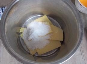 软化好的黄油放入糖粉打发至颜色变浅。