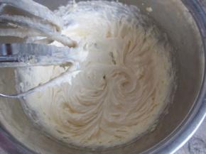 打发好的黄油成羽毛状
