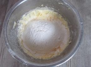 筛入面粉。