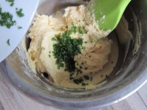 加入切成末的葱花，用刮刀翻拌均匀。