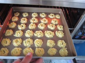 放入180度预热好的烤箱中层，15至20分钟，表面上色即可