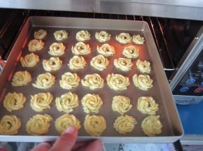 放入180度预热好的烤箱中层，15至20分钟，表面上色即可