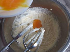 分次加入蛋黄液。每次都要混合均匀后才能加入下一次。