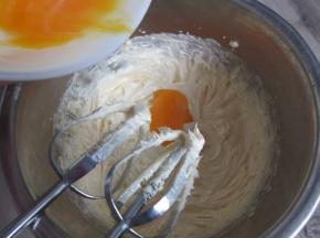 分次加入蛋黄液。每次都要混合均匀后才能加入下一次。