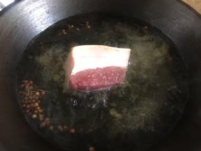 煮开出香味以后放入五花肉煮