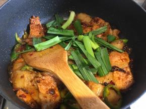 再下蒜苗段翻炒