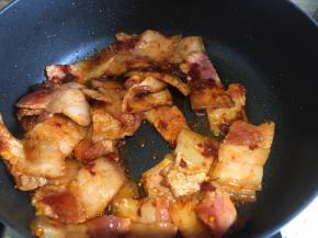 倒入五花肉翻炒