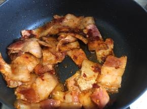 倒入五花肉翻炒