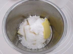 黄油室温软化加入糖粉。