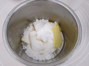 黄油室温软化加入糖粉。