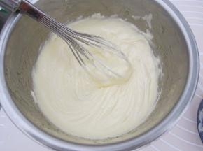 用打蛋器打发至颜色变浅呈蓬松状。