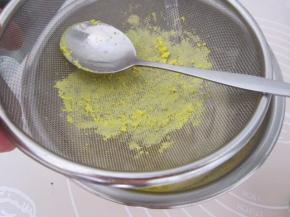 鸡蛋煮熟，取两个蛋黄筛入打发好的黄油中拌匀。