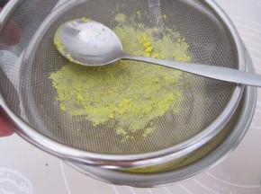 鸡蛋煮熟，取两个蛋黄筛入打发好的黄油中拌匀。