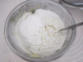 加入过筛后的低筋面粉和玉米淀粉。